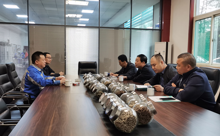 與集團(tuán)總經(jīng)理孫寧波及部門負(fù)責(zé)人座談，就項(xiàng)目建設(shè)、環(huán)境影響、補(bǔ)貼政策等內(nèi)容進(jìn)行了探討交流